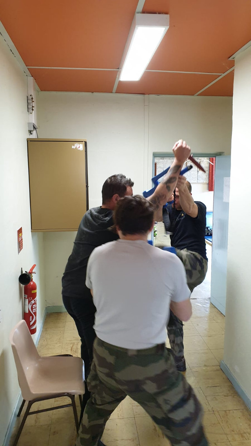 Défense contre une attaque au couteau en espace réduit — entraînement réaliste