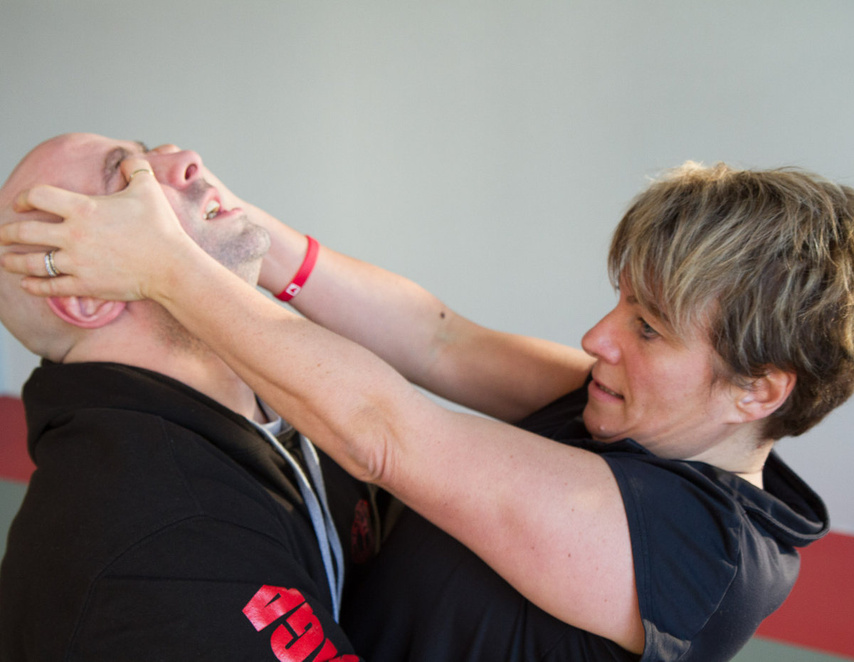 Défense rapprochée et réflexes — entraînement Krav Maga ABKM