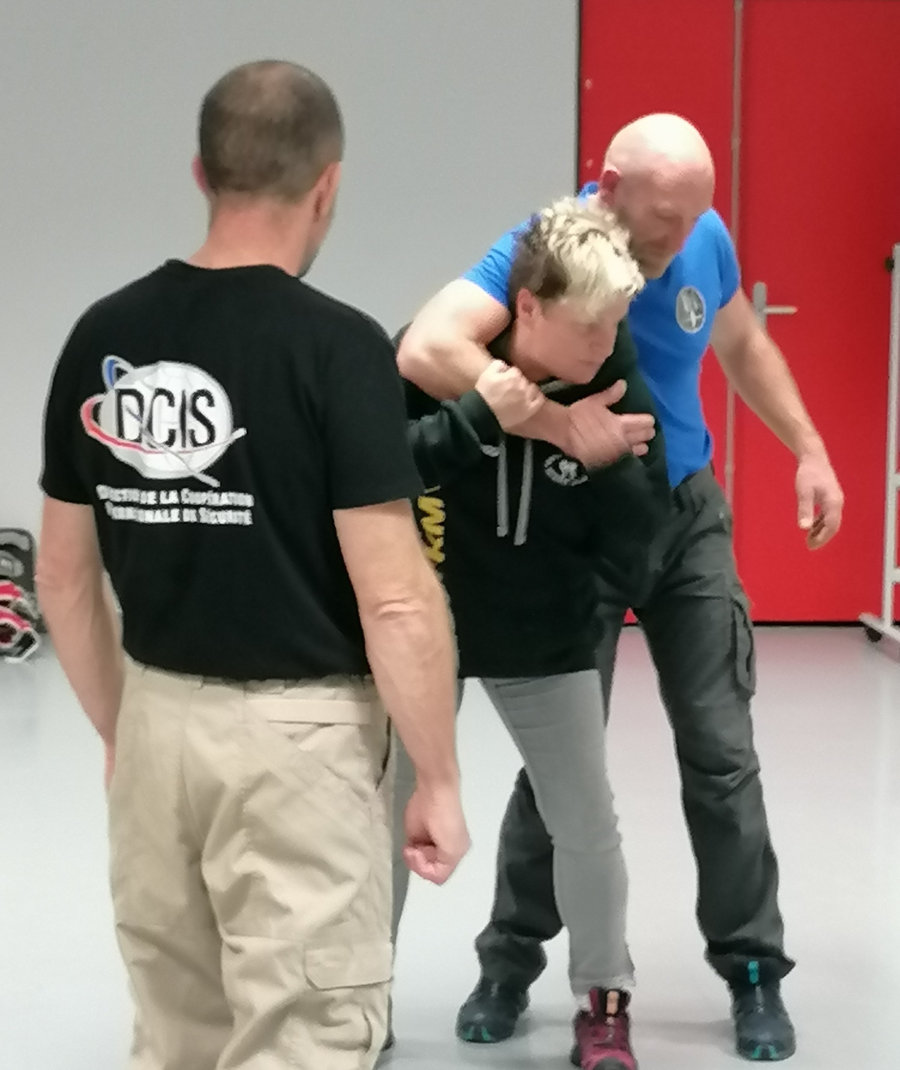 Technique de sortie d'étranglement — cours de Krav Maga ABKM
