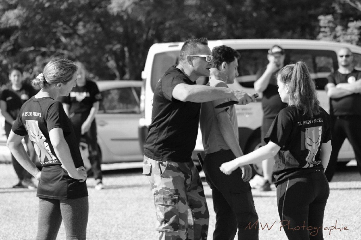 Briefing de stage self-défense protection rapprochée — groupe en gymnase, ABKM Bretagne