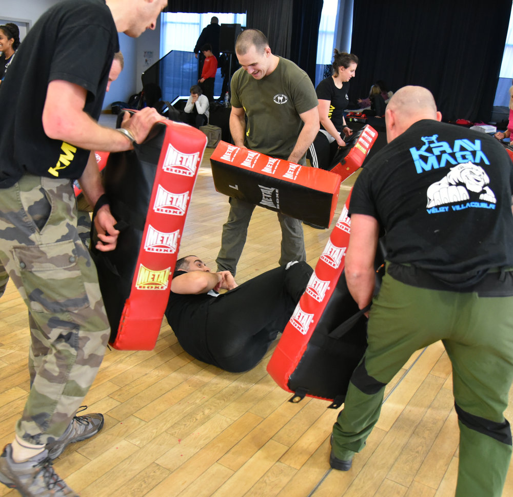Mise en situation réelle au sol — cours collectif Krav Maga Bretagne