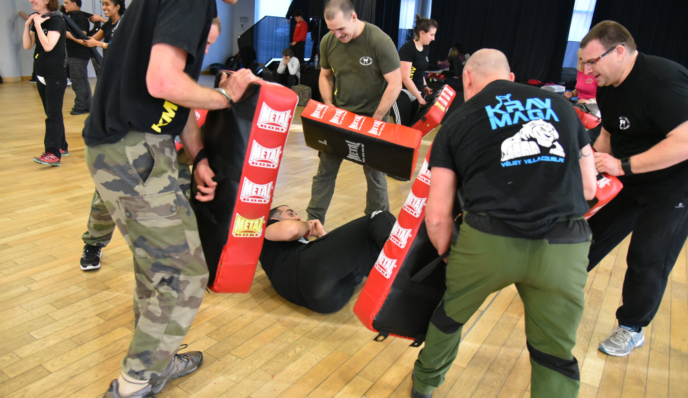 Travail au sol face à plusieurs agresseurs — mise en situation réelle Krav Maga ABKM