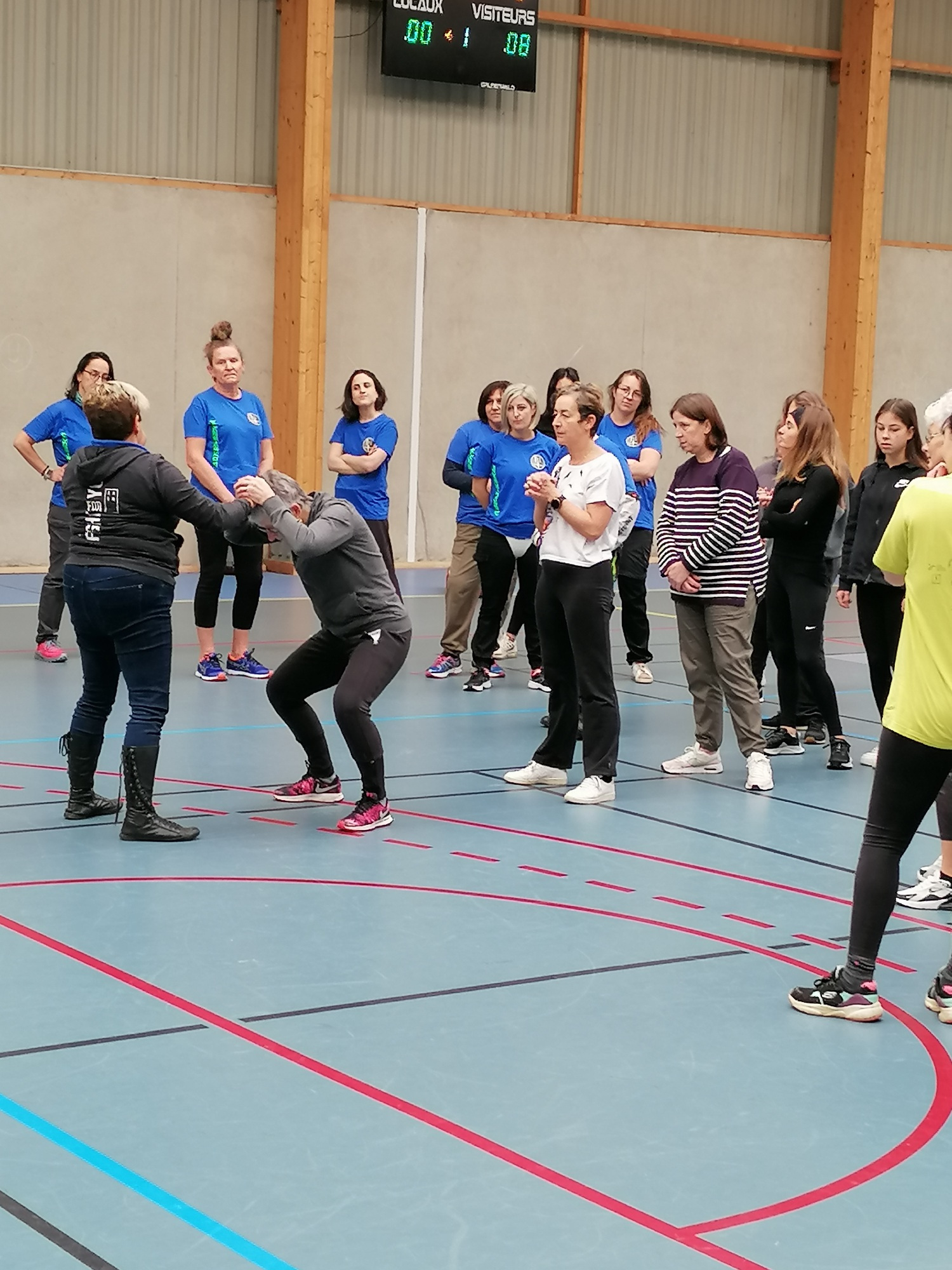Stage self-défense spécial femmes à Étables-sur-Mer — Nadine Walther démontre une technique devant le groupe