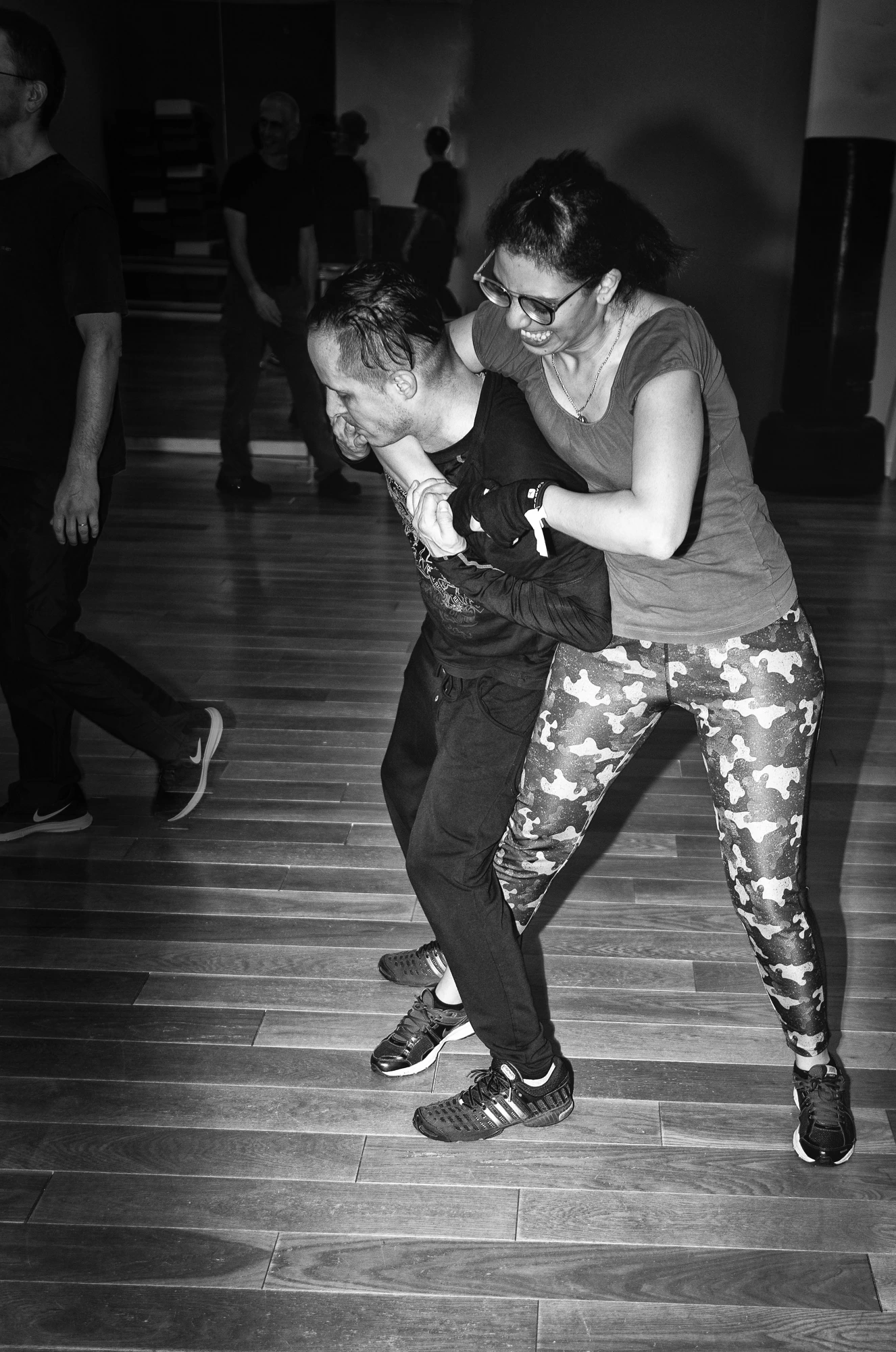 Travail sous stress au Krav Maga — pratiquante maîtrisant un partenaire au sol, cours ABKM Plouha